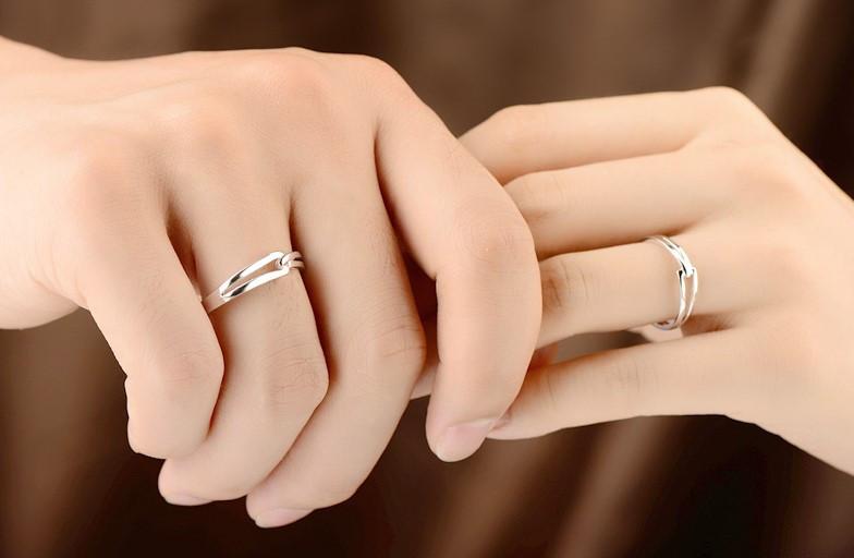 The Knot Couple Rings